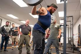 One of the most common complaints and explanations from someone who ends up getting meniscus surgery is that their knee was locking up. Locked Knees In The Squat Mark Rippetoe