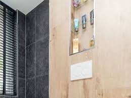 resultaten combinatie van houtlook en natuursteenlook tegels in de badkamer badkamer renovatie badkamer tegels