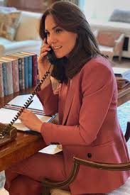 Creat în 1884, marks & spencer este unul dintre liderii pieței de retail din uk. Kate Middleton Rose Suit Marks Spencer S Autograph Line Thecelebritydresses