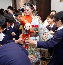 毎小ニュース：話題 着物でつながる世界 あでやか２１３か国・地域をイメージ 平和願い、産地が奮闘 | 毎日新聞