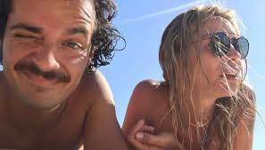 Invece nella foto appare appesantito e mezzo 'mbriago. Chi E Marcello Corso Il Fidanzato Segreto Di Elenoire Casalegno Dilei