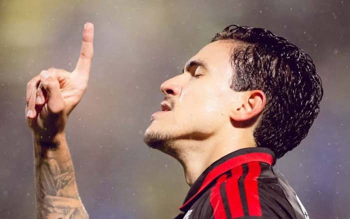 Pedro dá show, Flamengo goleia a Chapecoense e segue na perseguição ao Palmeiras