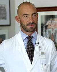 E' tra i volti e i nomi dei medici che il grande pubblico ha imparato a conoscere tra il 2020 e il 2021 nei momenti più delicati della pandemia di covid 19. Dr Matteo Bassetti Infettivologo A Genova Medicitalia It