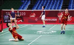 Players can hit the shuttlecock at speeds of up to 180mph (288kph) toward their opponent. 3uyxkvdmcucsxm