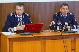 Ofiţerul care lucra la poliţia din covasna a fost prins în flagrant în timp de luat 500 de lei mită de la un suspect căruia îi promisese că îl scapă de un dosar penal. Conferinta De Presa Drpciv Itp Inquam Photos