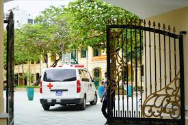 Và 1 nhân viên nữ của phòng thủ tục. T53dzzesox6dfm