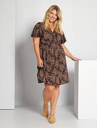 Se un abito nero è l'evergreen dell'eleganza, giocare con fantasie e colori può dare risalto alla tua personalità. Vestiti Donna Taglia 52 54 Kiabi