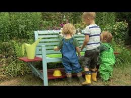 +++ der wildkräutergarten von carola seldacek und was man damit video verfügbar: Eine Matschkuche Fur Kinder Im Garten Mdr Garten Youtube Kinder Garten Spielen Kinder Spielplatz Garten Wasserspiele Kinder