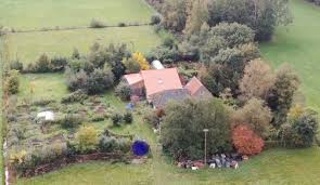Ruinerwold wordt wereldnieuws als een verborgen boerderij wordt ontdekt, waar jarenlang een gezin in het geheim en ongeregistreerd leeft. Ruinerwold Ex Neighbor Knew Cult Leader And Father Gerrit Jan Van D The Northern Times