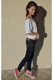 How To Wear High Top Converse With Skinny Jeans Converse And Skinny Jeans A Perfect Casual Look Skinnyjeans Converse Fashion Red Converse Outfit Pink Converse Outfits