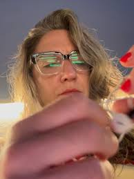 Me estoy yendo a un retiro en Almería por 10 días: La esencia del tacto,  con Muditosan. Dije que me iba a hacer un regalo este año (que cumpliré 40)  y siento que este retiro es eso. Un regalo que supe ...