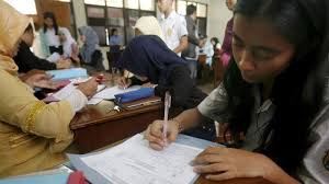 Pola asuh orang tua terdapat dalam keluarga dan merupakan tanggung jawab utama kedua orang tua. Tanggapan Orangtua Dan Siswa Smp Swasta Soal Sekolah Dengan Minim Murid Imbas Sistem Ppdb 2019 Tribun Jatim