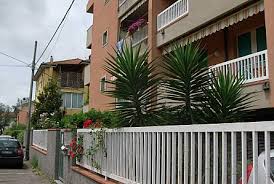 Appartamento mansardato al piano 2 ed ultimo piano di piccola palazzina con posto auto privato, in zona tranquilla ma vicina ai principali. Affitti Case Vacanze Sarzana La Spezia Appartamenti Case Vacanze