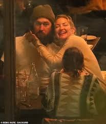 Kate hudson is most certainly feeling the love in her household. Kate Hudson And Boyfriend Danny Fujikawa Cuddle Up In Aspen Readsector
