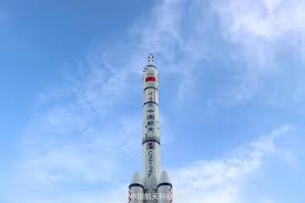 神舟十二号于2021年6月17日在酒泉卫星发射中心使用 长征二号f运载火箭 发射，將 聂海胜 、 刘伯明 和 汤洪波 三名宇航员送到 天宫号空间站 。. Vi13u Qslyz3xm