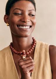 Joias elegantes: fantasia e coloridas ou banhadas a ouro