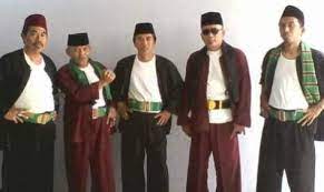 Pasalnya pakaian adat ini dibedakan menjadi 3 jenis sesuai dengan tingkatan sosial masyarakatnya. Contoh Baju Adat Jawa Anak Laki Laki 10 Nama Pakaian Adat Sunda Untuk Kalangan Bawah Dan Atas Download Jual Produk B Anak Laki Pakaian Pakaian Tradisional