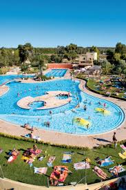 Leuk Voor Tieners Op Camping La Masseria Er Ligt Een Aquapark En Feesstrand Samsa Liggen Slechts 4 Kilometer Van De C Kampeerartikelen Camping Italie Vakantie