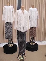 Tak hanya pada acara formal, batik kini juga banyak. Eksklusif Oscar Lawalata Bicara Kepada Dewi Upayanya Melestarikan Batik Indonesia Ala Lewat Pameran Kembalikan Batik Kembali