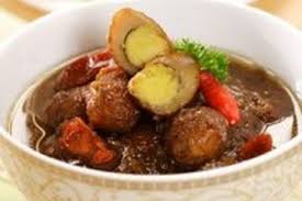 Semur daging dan telur puyuh sudah siap disajikan di meja makan anda bersama nasi hangat dan juga kerupuk yang akan menambah kenikmatannya. Semur Telur Pedas Gurih Semua Halaman Sajian Sedap