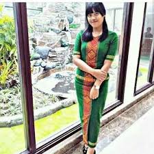 Kain tenun toraja merupakan simbol yang khas akan adanya keterikatan antara manusia dengan alam dan lingkungannya. Model Baju Toraja Terbaru Belajar