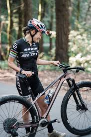 Royal bike bracelet €22.90 ; Scott Scale Oyster Pink Kate Courtney Is Premiering Her New Bike