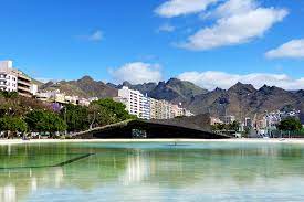 Den livliga huvudstaden santa cruz ligger på teneriffas östra spets och här finns en av atlantens mest historiskt viktiga hamnar. Teneriffa Santa Cruz De Tenerife