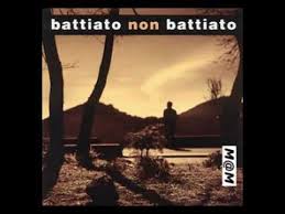 Una tavola imbandita, un bicchiere di vino bianco, del pane e due uomini seduti uno di fianco all'altro. Summer On A Solitary Beach Battiato Non Battiato 1996 Tributo Luca Madonia Youtube