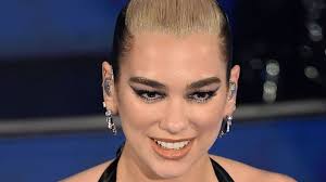 See who's already adopted the style, so you can take their photo to the hairdresser and get in on the trends as september nears. So Dua Lipa S New Haircut Was Apparently An Accident Cosmopolitan United Kingdom
