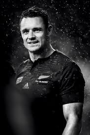 Leader exemplaire de la squadra azzura, le joueur du stade français est reconnu comme un des tout meilleurs joueurs du monde. Dan Carter Meilleur Joueur Du Monde 2015 Dan Carter Rugby Team Rugby Union
