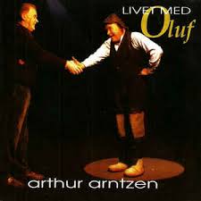 Mai 1937 i tromsø av foreldre fra gratangen) er en norsk komiker, forfatter, dramaturg, skuespiller, entertainer, journalist og musiker. Arthur Arntzen Livet Med Oluf Cd Discogs