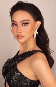 Ms. Lynn Quach Hera Jewelry & Diamonds lựa chọn một layout tối giản sang  trọng kết hợp cùng trang sức kim cương của Hera Jewelry & Diamonds dự phụ  kiện họp báo