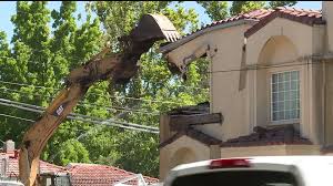 On thusday, ben zobrist was in chicago, chatting with, and signing autographs for, cubs fans outside of his house. Stockton S Harding Way Mystery House Demolished