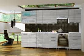 La cuisine foncée a besoin d'un rappel coloré ou du moins lumineux, faute de quoi la pièce sera vraiment trop sombre. Cuisine Dusine Equipee Infinity Gris Pack 10 Elements