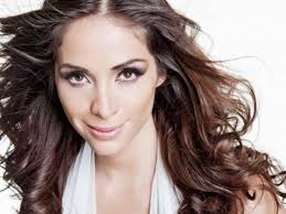 Actriz celebra fiesta en la Rotonda de las Personas Ilustres