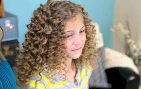 Erhalten Sie Meridas Feuriges Und Gelocktes Rotes Haar Disney Prinzessin Frisuren Friseur De Haar Styling Disney Prinzessinnen Frisuren Prinzessinnenfrisuren