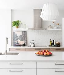 Use an ikea trofast storage bin as a drawer for a lack table. Photos 40 Cuisines A Etageres Ouvertes Maison Et Demeure Maison Et Demeure