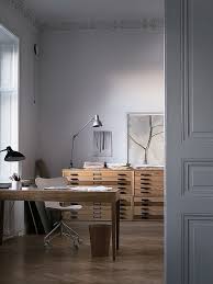 Clearly We Don T Know What The Rest Of The Space Looks Like But I Sense There S A Real Peacefulness Working At This Desk Interiors Working Home Office D