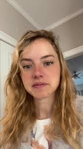 Laura Wanless's Instagram, Twitter & Facebook