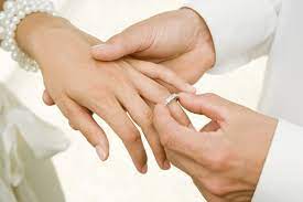 History Of Wedding Rings Band On Fourth Finger Cincin Tunangan Jari Manis Foto Pertunangan