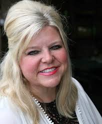 Robyn Dawson's Instagram, Twitter & Facebook