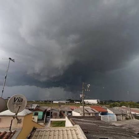 🔴 #TORNADO CERCA DE MISIONES 🌪️Un posible tornado arrasó propiedades rurales en Três Passos (Rio Grande del sur); tres vacas murieron y varias estructuras quedaron destruidas. El municipio brasileño se ubica a