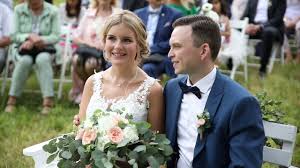 Mit einem hochzeitsvideo können nicht nur die schönsten momente im leben eines brautpaares festgehalten werden sondern zudem spiegelt ein video szenen immer besser. Freie Trauung Sarah Und Marcel Obermuhle Langenselbold Wedding Film Video Hochzeit Youtube