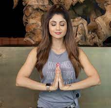 She dress size 4 (us) shoe size 8.5 (us). Shilpa Shetty Kundra Believes That Yoga Helps You Age Gracefully Pinkvilla