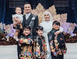 Celebrity chef, datuk fazley yaakob and his wife, datin azrene soraya abdul aziz held a 'vow renewal' ceremony at lanai tamu, neo damansara on tuesday to mark their 13th wedding anniversary. Bila Tiba Masanya Bersandinglah Semula Pesan Arwah Bapa Itu Akhirnya Ditunaikan Fazley Hiburan Mstar