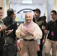 Nampak burung bergoyang, zizan razak nasihat aliff syukri pakai seluar dalam ketat author: Seluar Bentuk V Dikecam Ini Jawapan Neelofa