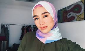 Dan kemungkinan dalam sebulan lagi kita orang langsung. Biodata Livonia Ricky Ratu Cantik Yang Menjadi Pelakon Azhan Co