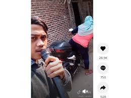 Hot viral 4 video tkw indonesia vs banglades miris lihat nya sudah tidak ingat lagi yg dikampung3. Video Viral Pegawai Koperasi Asal Lampung Tagih Utang Pakai Speaker Aksinya Bikin Nasabah Panik Borneotribun Com Baca Berita Daerah Indonesia Terkini