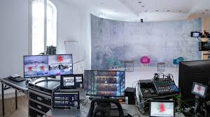 Targeting professional video bloggers, it provides a variety of cool tools and features. Livestream Produktion Livestream Studio Livestream Event Streamingstudio