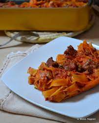 È il piatto perfetto da realizzare per una domenica in famiglia oppure semplicemente se volete potete semplicemente condire le vostre tagliatelle al forno con del comune ragù di carne. Nidi Di Tagliatelle Al Ragu E Piselli Al Forno Senza Prefettura